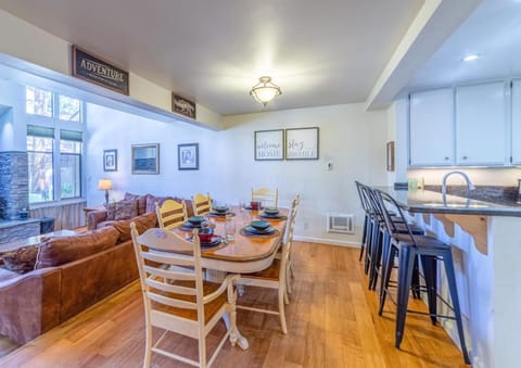 #338 - Naturally Sunlit Condo with Pool, Jacuzzi, Sauna, & Game Room Casa in Mammoth Lakes
