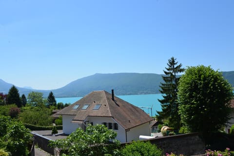 La Villanelle - Magnifique vue sur le lac, 5 minutes à pied de la plage Casa in Menthon-Saint-Bernard