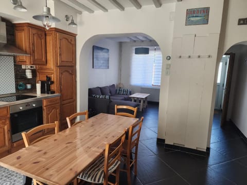 Kitchen or kitchenette, Dining area, dishwasher, stove