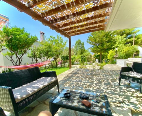 Patio, Day, Seating area, Garden view