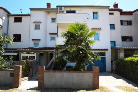 Property building, Facade/entrance, Garden view