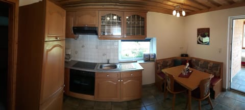 Kitchen or kitchenette, Dining area, minibar, pet friendly, stove