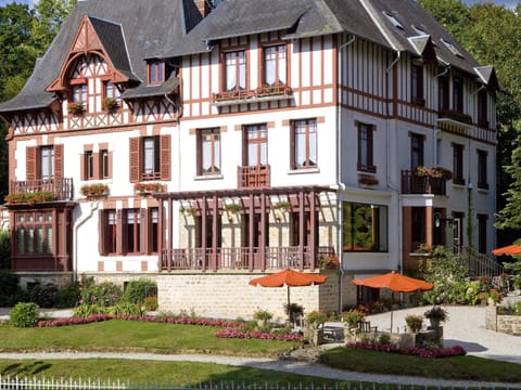 Property building, Garden, Garden view, Landmark view