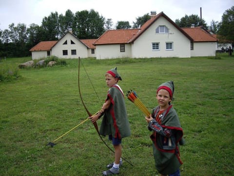 Facade/entrance, People, young children