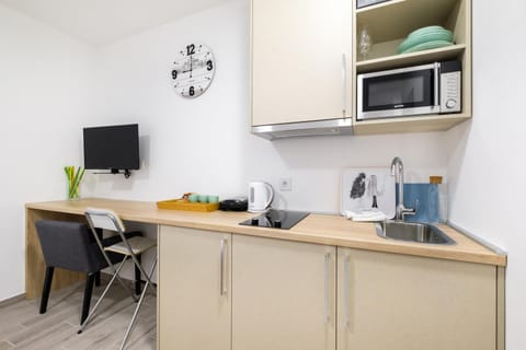 TV and multimedia, Coffee/tea facilities, Kitchen or kitchenette, Seating area