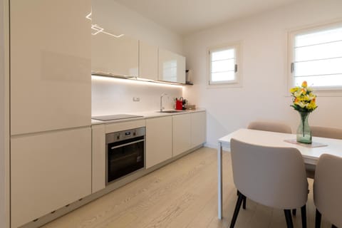 Kitchen or kitchenette, Dining area, pet friendly, stove