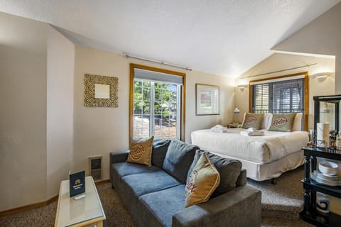 Beaches Inn | Herons Nest Loft Hotel in Cannon Beach