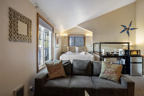 Beaches Inn | Herons Nest Loft Hotel in Cannon Beach