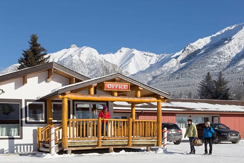 Rocky Mountain Ski Lodge Hotel in Canmore