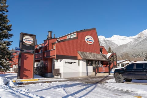 Rocky Mountain Ski Lodge Hotel in Canmore