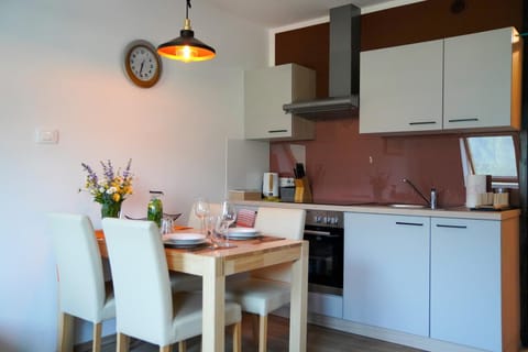 Kitchen or kitchenette, Dining area