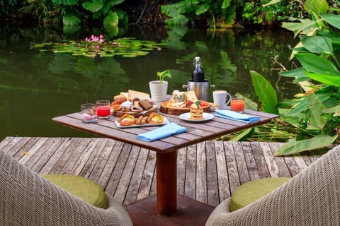 Restaurant/places to eat, Day, Natural landscape, Garden, Food and drinks, Food, Garden view, Lake view, Breakfast, Continental breakfast, Drinks
