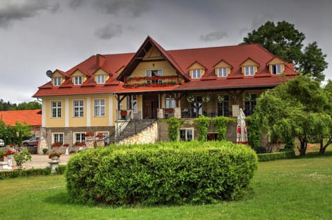 Zespół Pałacowo-Parkowy Bądzów Inn in Lower Silesian Voivodeship