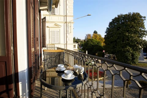 Property building, Balcony/Terrace, City view, Lake view, Mountain view