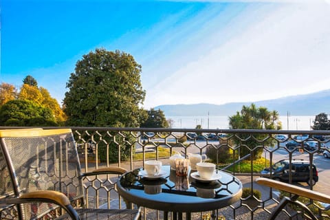 Balcony/Terrace, Lake view, Mountain view
