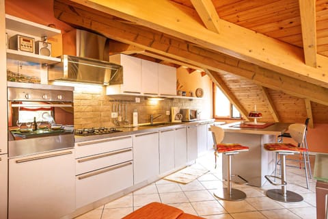 Coffee/tea facilities, Kitchen or kitchenette, microwave, oven, stove