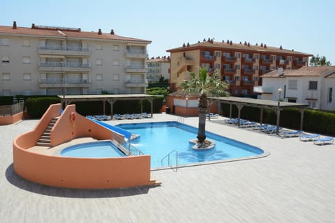 Day, Pool view, Swimming pool, sunbed