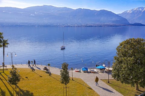 Balcony/Terrace, Lake view, Mountain view