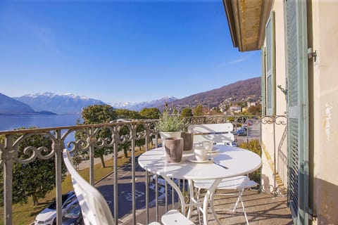 Balcony/Terrace, Lake view, Mountain view