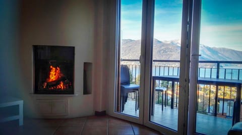 Living room, Lake view, fireplace