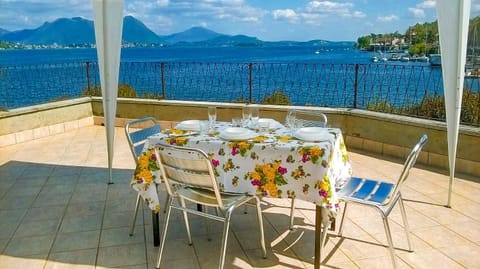 Balcony/Terrace, Lake view, Mountain view