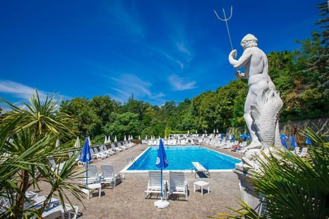 Swimming pool, sunbed