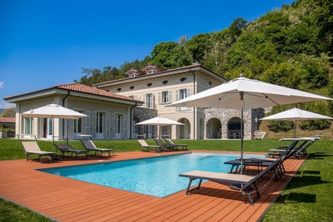 Property building, Swimming pool, sunbed