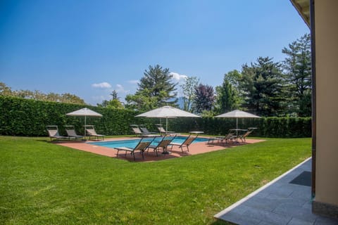 Swimming pool, sunbed