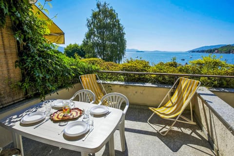 Balcony/Terrace, Lake view, Mountain view