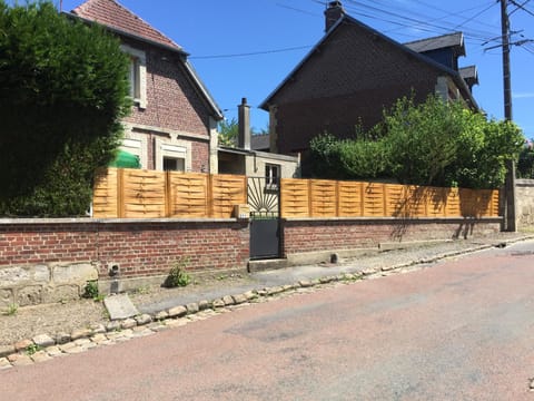 Staff, Facade/entrance, Day, Neighbourhood, Summer, Garden, Street view, Street view, older children, Family, Quiet street view