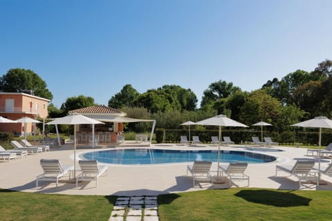 Spring, Day, Garden, Swimming pool, sunbed