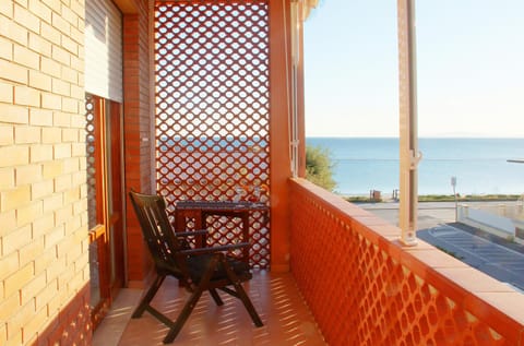 View (from property/room), Balcony/Terrace, Dining area, Sea view