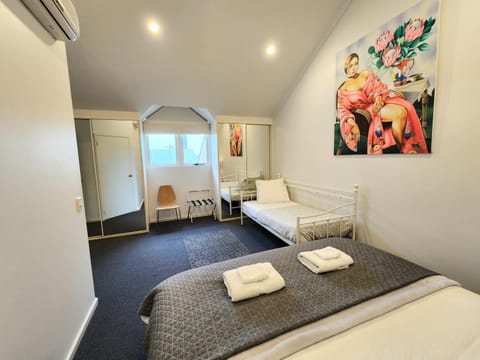 Spacious 4 BR and 2 Bathrooms City Apartment Condo in Adelaide