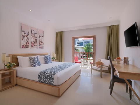 Bed, TV and multimedia, Balcony/Terrace, Seating area, Bedroom, Pool view