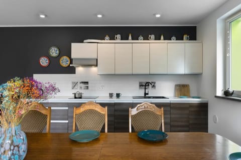 Property building, Kitchen or kitchenette, Dining area, Communal kitchen, microwave, stove, kitchen