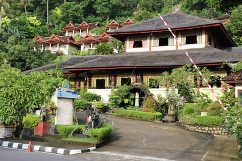 Puri Bunga Beach Cottages Hotel in Batu Layar