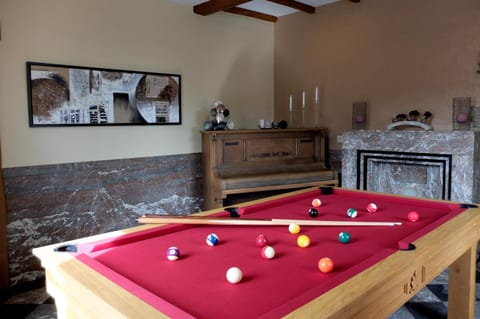 Billiard, Game Room