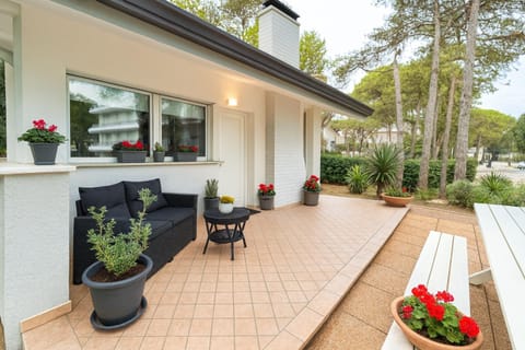 Property building, Balcony/Terrace, Garden view