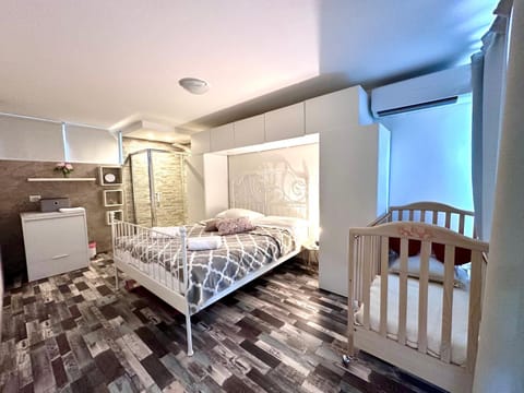 Photo of the whole room, Bedroom, wardrobe