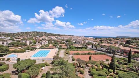 Pool view, Sea view