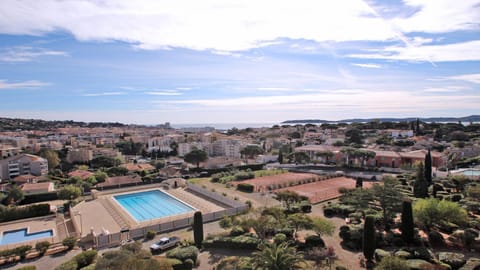 Pool view, Sea view