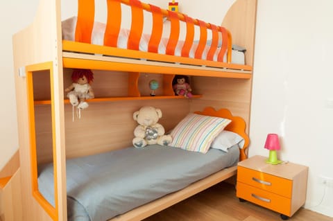 Bedroom, bunk bed