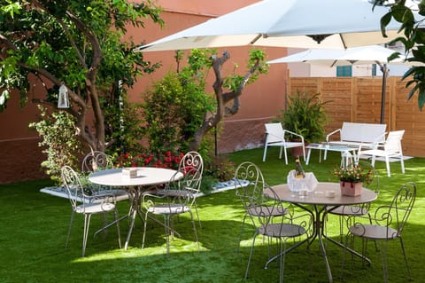 Patio, Day, Garden, Dining area, Garden view