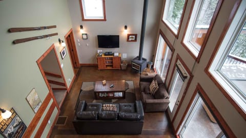 TV and multimedia, Living room, Photo of the whole room, Decorative detail, Seating area, Mountain view