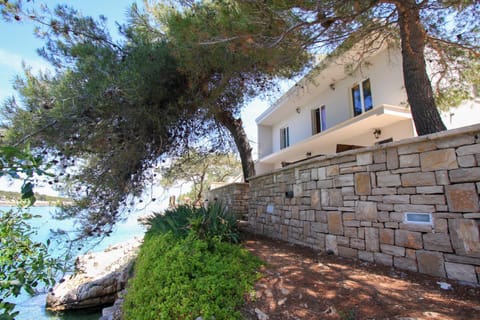 Property building, Facade/entrance, Off site, Day, Neighbourhood, Natural landscape, Summer, View (from property/room), Beach, Beach, Sea view, Location