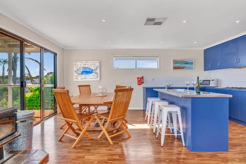 Zephyr Shores - Port Willunga - C21 SouthCoast Holidays House in Adelaide