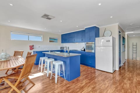 Zephyr Shores - Port Willunga - C21 SouthCoast Holidays House in Adelaide