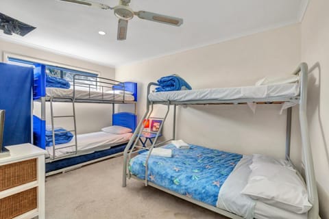 Bedroom, bunk bed