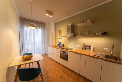 Night, Coffee/tea facilities, Kitchen or kitchenette, Photo of the whole room, Dining area, Area and facilities, dishwasher, minibar, pet friendly, stove, toaster