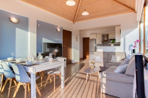 TV and multimedia, Living room, Seating area, Dining area